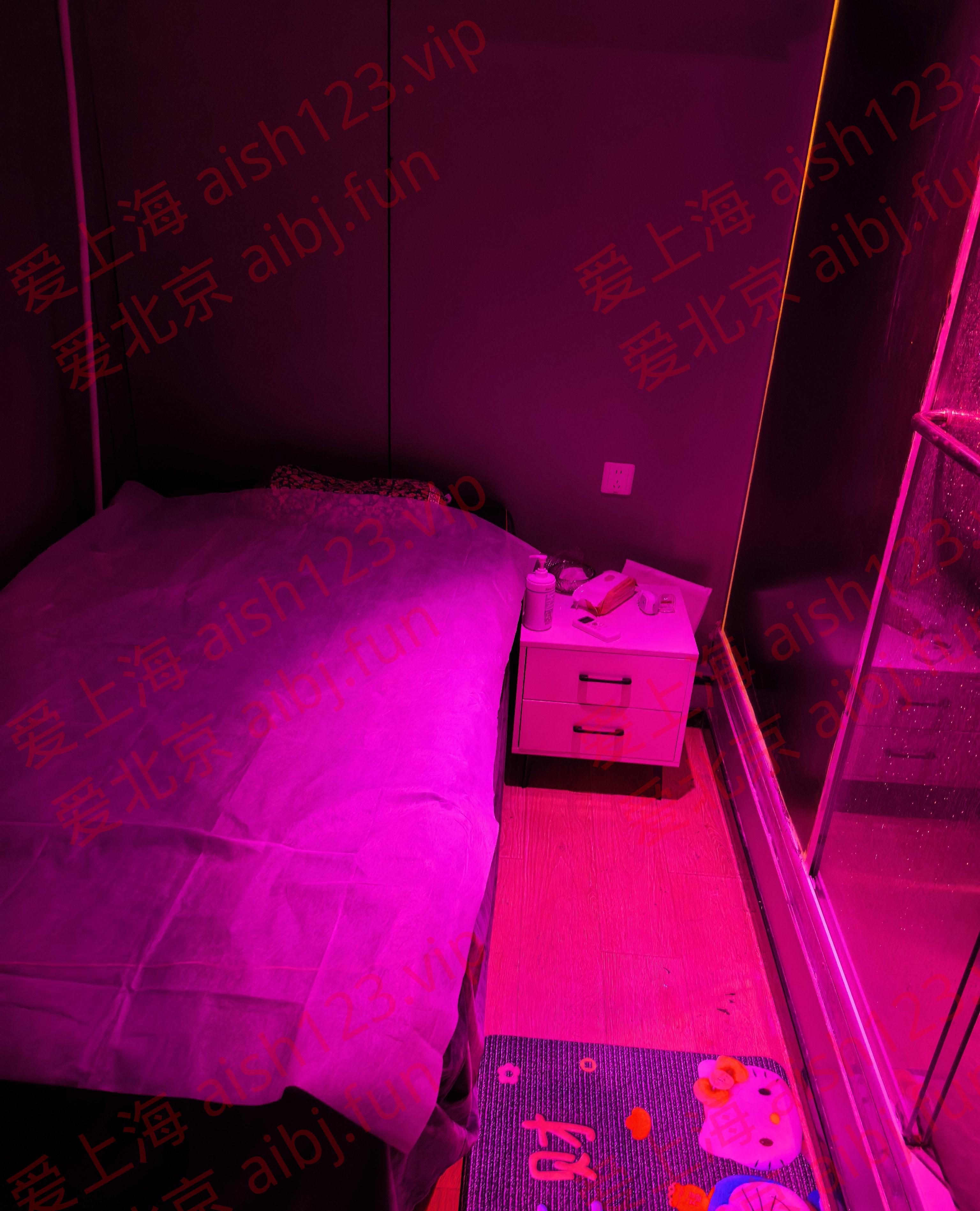 房间很小，浴室在右