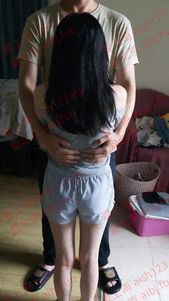 jimeng-2026-08-21-1919-长发女孩的，长裤变为沙滩裤，脚细长，上身改为小背心，露出.png